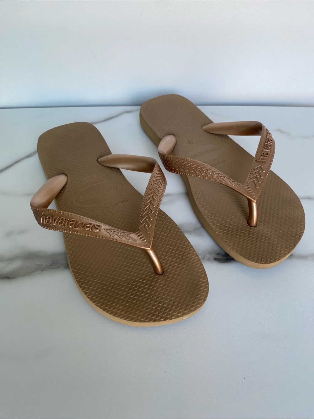 havaianas womens size 7/8 tan gold flip flop sandals